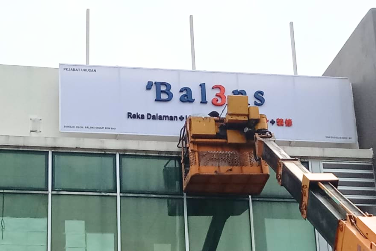 Bal3ns Signage Dismantling