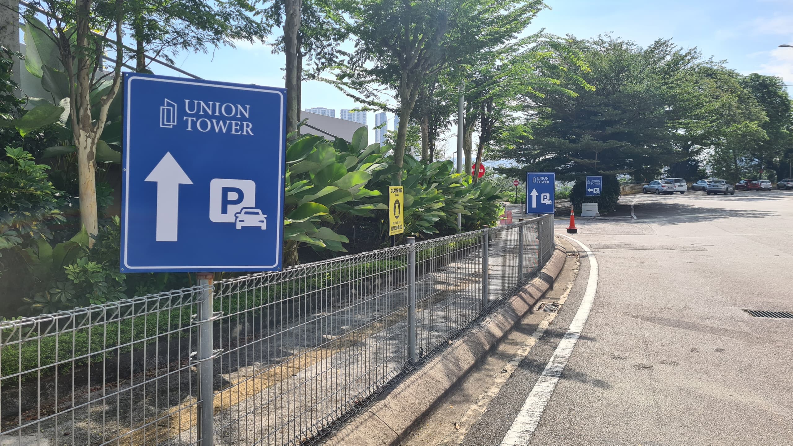 Wayfinding sign to show union tower parking location