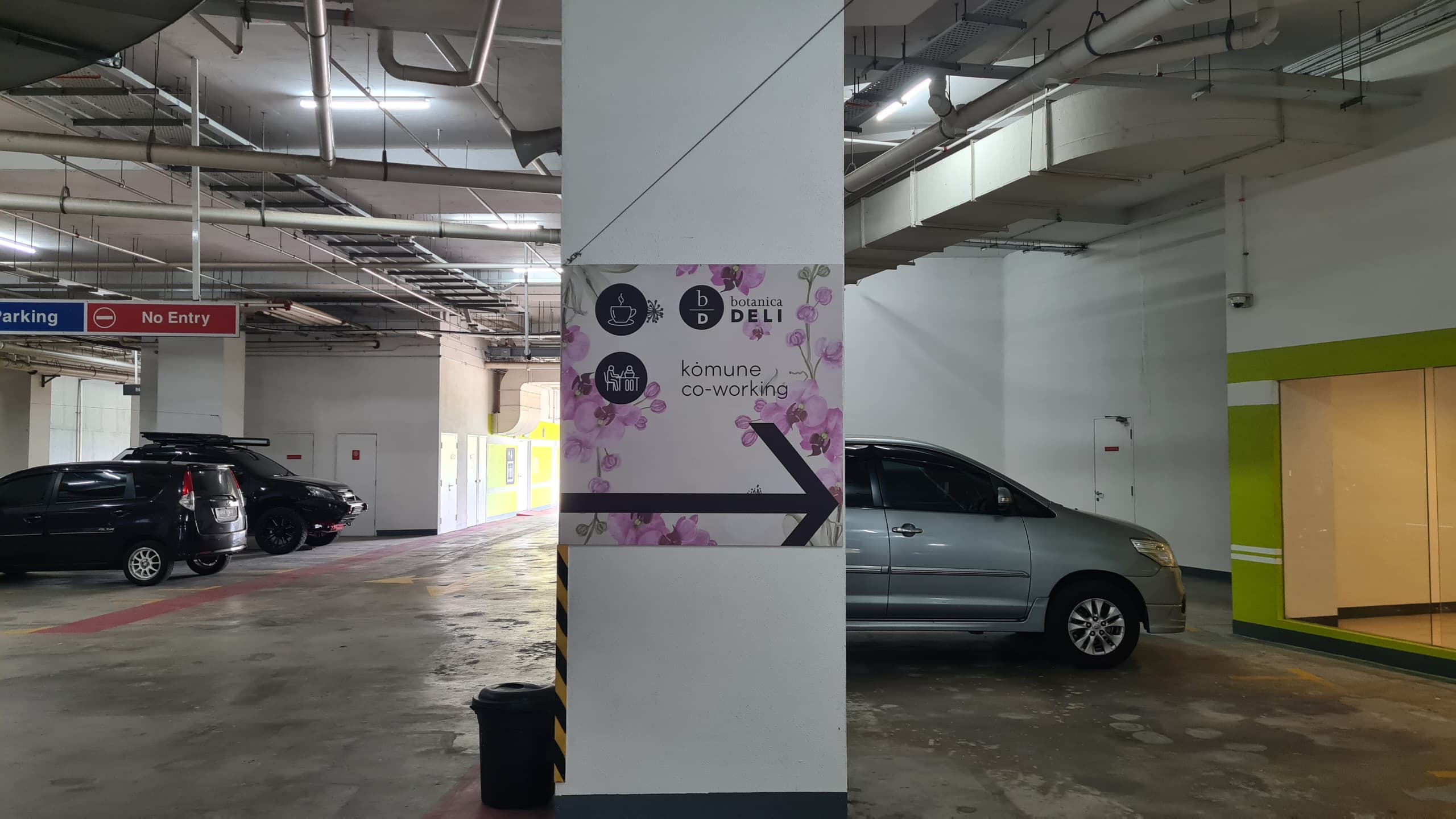 Wayfinding Sign to pointing to Komune co-working and Botanica DELI